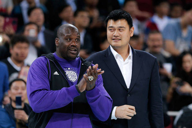 姚明与NBA球员合影照曝光：体育界超级巨星同框，网友热议